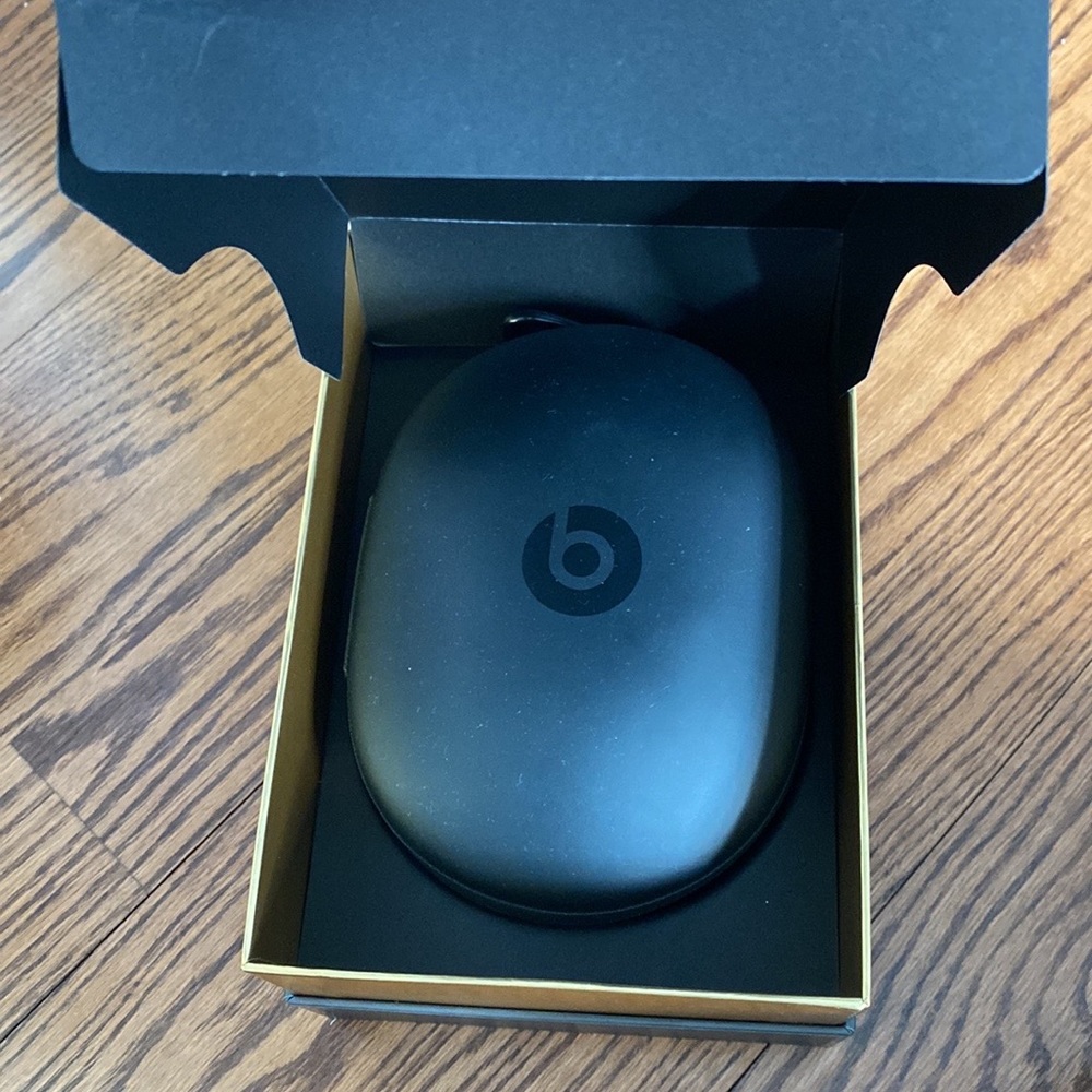 Beats Studio 3 wireless and noise cancelling headphones in crystal blue and gold - Picture 3 of 4